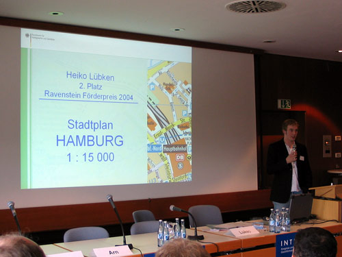 Der Preisträger des 2. Preises Heiko Lübken bei der Präsentation seiner Arbeit Stadtplan von Hamburg im Maßstab 1:15000