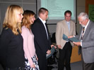 Die Auszubildenden des BKG erhalten ihre Urkunden für den ersten Preis durch den Stiftungsverwalter Herrn Dr. Schöttler.
